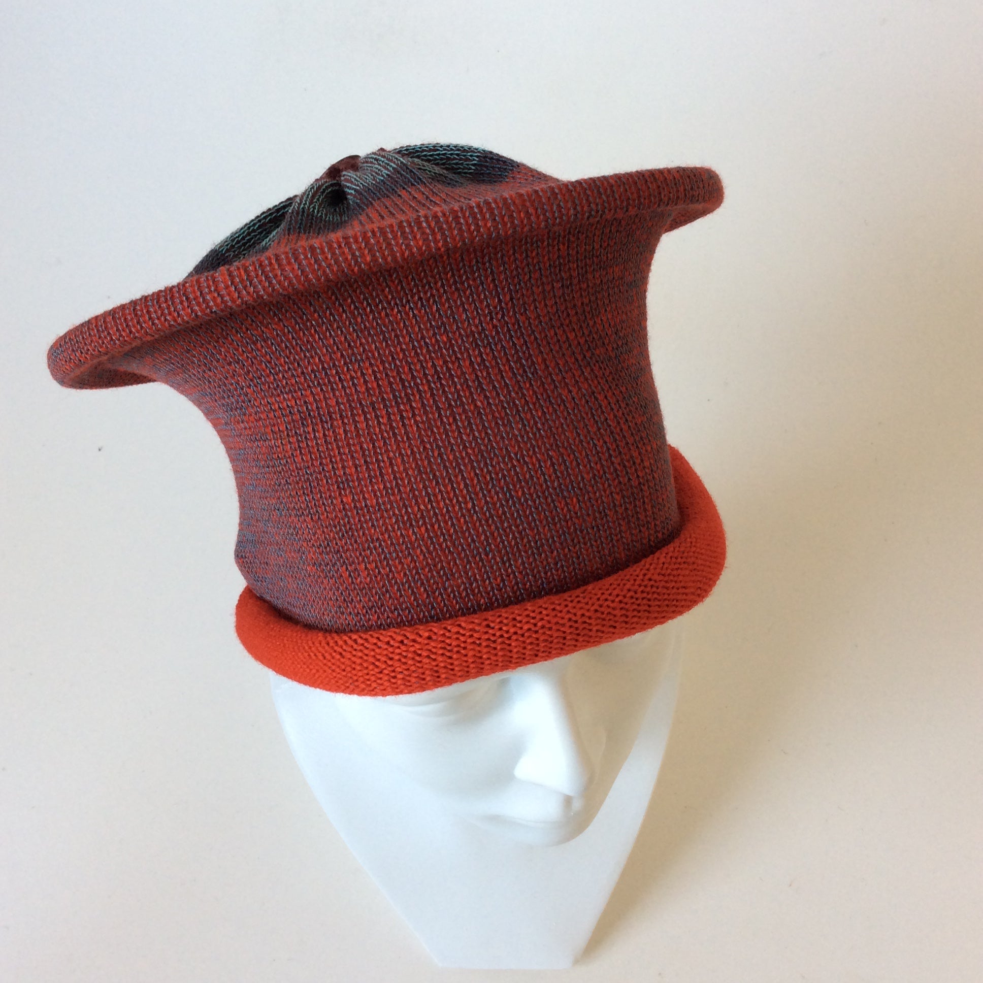 Rood blauwe OProl baret/ muts