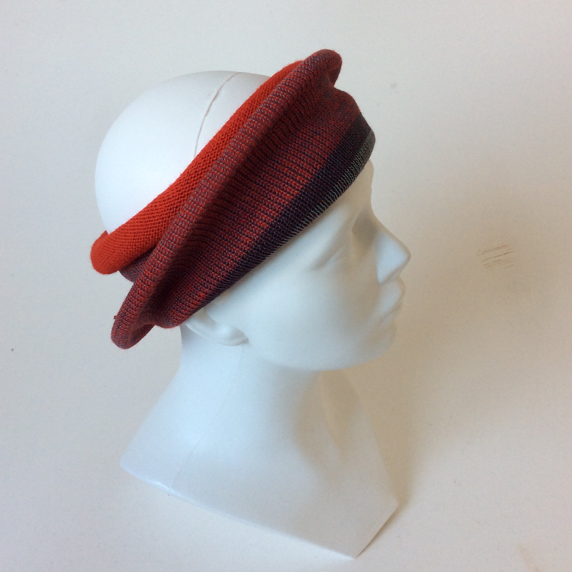 Rood blauwe OProl baret/ muts