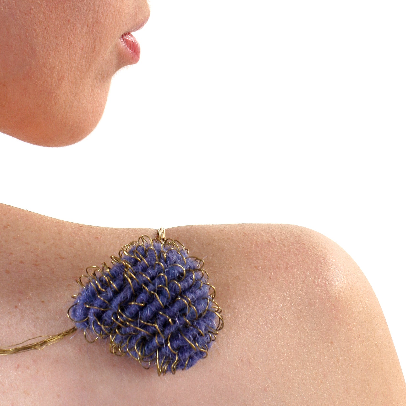 Blauw Collier, Tredford tapijt/messing