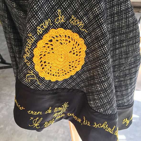 Geel, Rok van 'I wear Poetry' met handgeborduurd gedicht 'De Vrouw van de Zon'