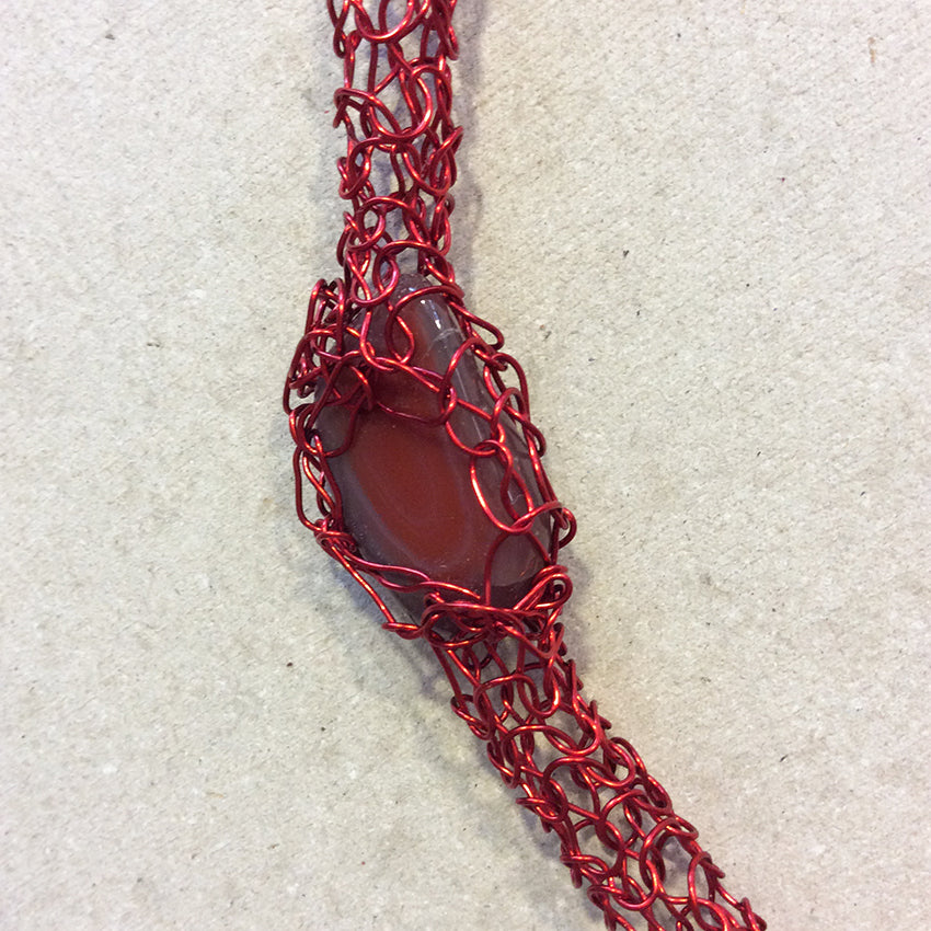 Rood, gebreid collier met rode edelstenen