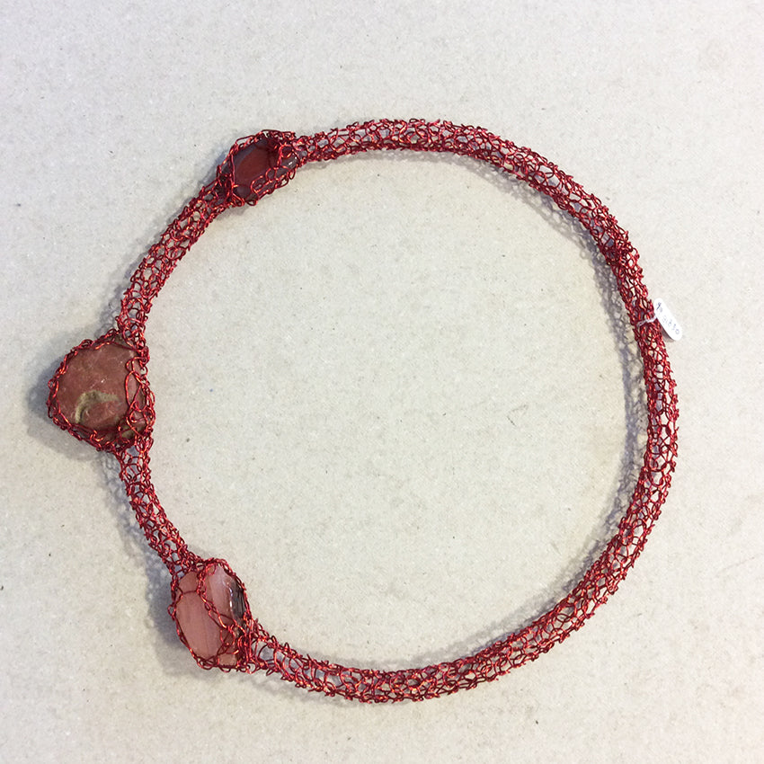 Rood, gebreid collier met rode edelstenen