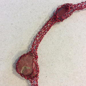 Rood, gebreid collier met rode edelstenen